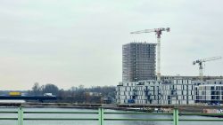 Der riesige Wohnturm von der Spandauer Seebrücke aus