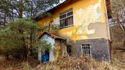 Die ersten Häuser auf dem verlassenen Gebiet