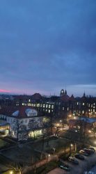 Das Krankenhausgelände zur blauen Stunde