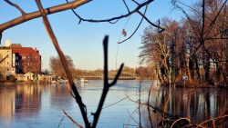 Blick auf die Eiswerder Brücke, Eisfläche auf der Havel