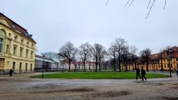 ImSchlosspark, rechts die Orangerie