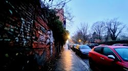 In der Morgendämmerung auf dem Weg zum Kreuzberg