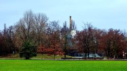 Ein Blick über den Park in Richtung der Mühlen