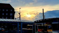 Einmal kurz blitzt die Sonne durch die Wolken am S-Bahnhof Spandau, Start