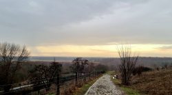 Aufstieg zum Hahneberg, noch bei Regen, aber die Wolken reissen auf