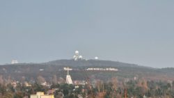 Auf der anderen Seite die Abhörstation im tristen grau