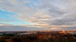 Die Sonne strahlt die Häuser der Vorstadt an