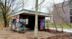 Bahnsteiggebäude an den Gleisen