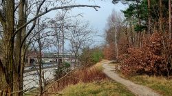 Wanderweg entlang der Autobahn