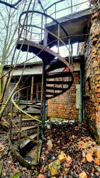 Die Treppe zum Dach des kleinen Neubaus