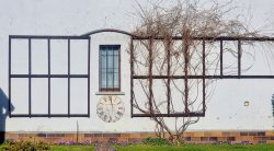 Eine Sonnenuhr zeigt die falsche Zeit an