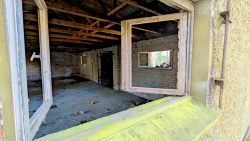 Erste Ruinen auf dem Militärgelände