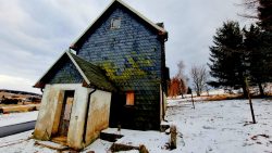 Verlassene Häuser am Straßenrand