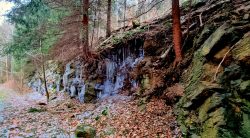 eingefrorener Wasserfall