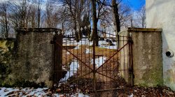 Das Tor zum kleinen Friedhof auf dem Spitzberg