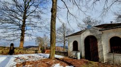Die unscheinbare Kapelle auf dem Friedhof