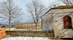 Blick über die Friedhofsmauer