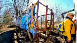 Ein Wagon und der Mann mit der gelben Jacke