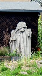 Eine schicke Vogelscheuche im Vorgarten an der alten Triftstraße