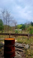 Überreste auf dem Fabrikgelände