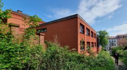 farblich angepasster Erweiterungsbau der Grundschule