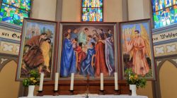 farbenfrohe Altaransicht, St. Johannis