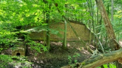 Mauerreste hinter dem Graben der Lünette D