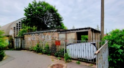 Verlassenes Gebäude in Bahnhofsnähe