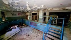 Das Schwimmbad unter dem Balkon