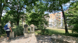 Voltaire-Lessing-Denkmal an der Bucht