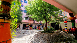 Innenhof mit Gastronomie, Hundertwasserhaus