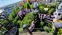 Auf dem Dach des Hunderwasser Hauses, Blick in den Innenhof