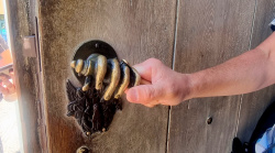 Griff einer Tür, Hand in Hand