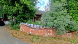 Masaiken am Eingang zum ZEGG