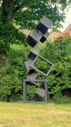 Gestapelte Quadrate im Garten eines Bauernhofes, unbenannt