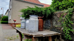 Angeschraubte Milchkannen in Schlamau