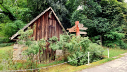 Alte Wegweiser am Waldfrieden