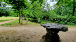 Der Steintisch im Park