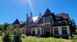 Bereits wieder hergestellte Gebäude