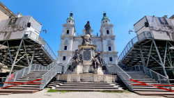 Bühnenaufbau für "Jedermann", Mariensäule auf dem Domplatz