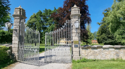 Das offene Tor von Schloss Frohnburg