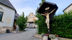 Kurzifix am Innenhof der Pfarrkirche Pauli Bekehrung