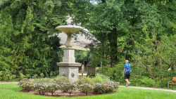 Säulen im Tempelgarten und der blaue Ralph