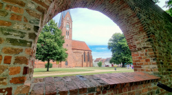 Durch die alte Stadtmauer geblickt