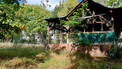 Notdürftig geflickte alte Scheune